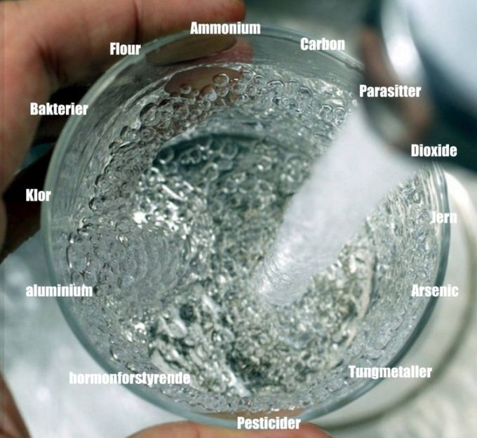 LivingCleanWater er en Dansk innovativ virksomhed  , der opsøger og udvikler bæredygtige og miljøvenlige løsninger til vandrensning, luftrensning.
Vores fokus har været på at udvikle effektive filtre til vandrensning. Vi kan derfor præsentere en unik metode, der renser for de fleste urenheder og giftstoffer uden at ødelægge vandets sunde egenskaber. Det betyder, at mineraler, sporstoffer og salte forbliver efter oprensning. Der tilsættes ingen stoffer, og ingen opfangede forurenende stoffer kan komme tilbage i vandet.

Metoden er verificeret i flere forskellige tests. Det har vist sig så effektivt, at det også bruges, som den eneste bæredygtige metode, af virksomheder i Sverige, der håndterer vand forurenet med radioaktivt affald, såsom cæsium-137 og strontium-90. Disse stoffer er ligesom uran ellers meget svære at fjerne, men dette udføres i stor skala med denne metode, når de anvendes i vores større filtermodeller (se G1, 2, 3). 